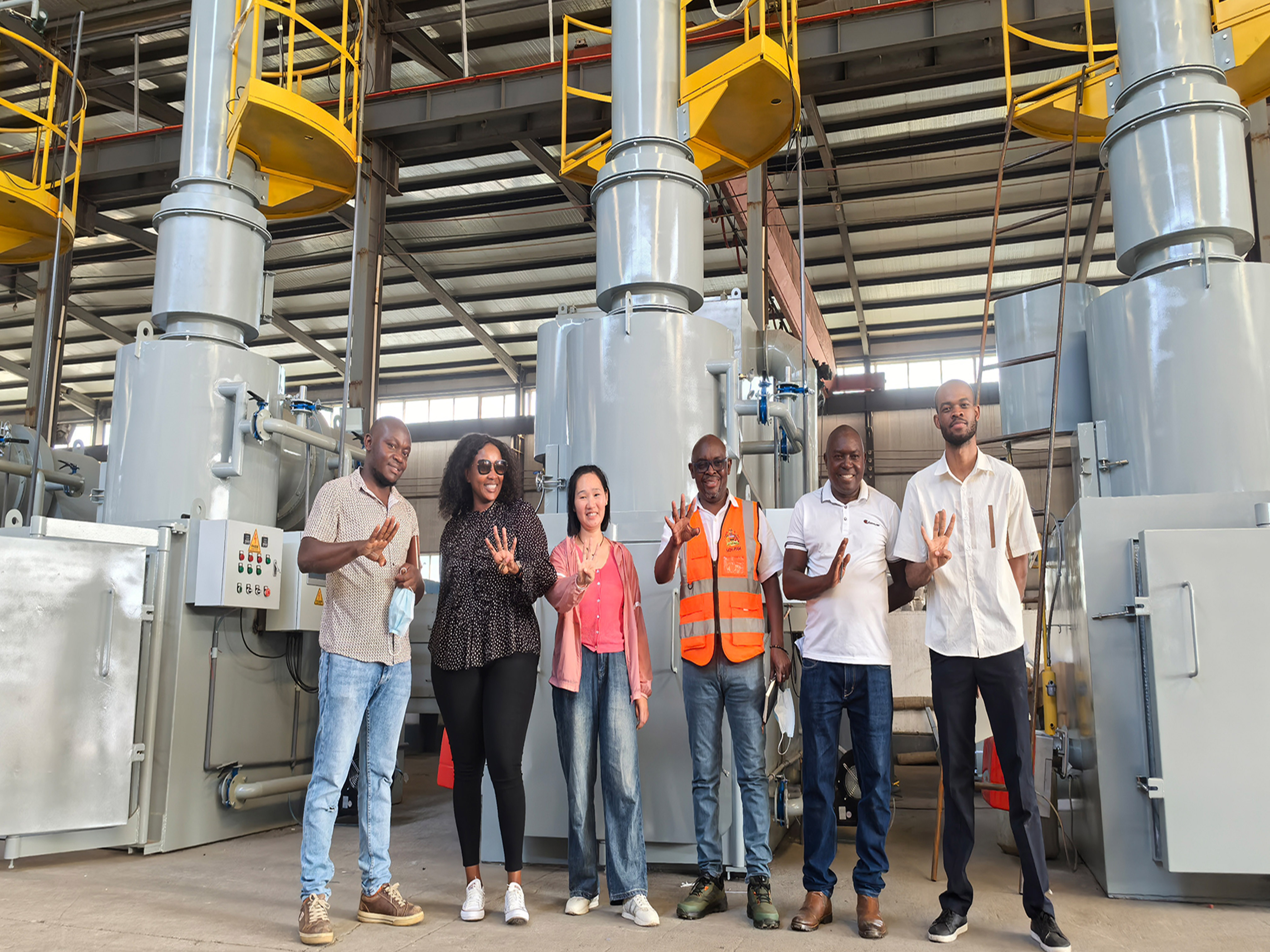 北美客户来访绿都实地考察焚烧炉